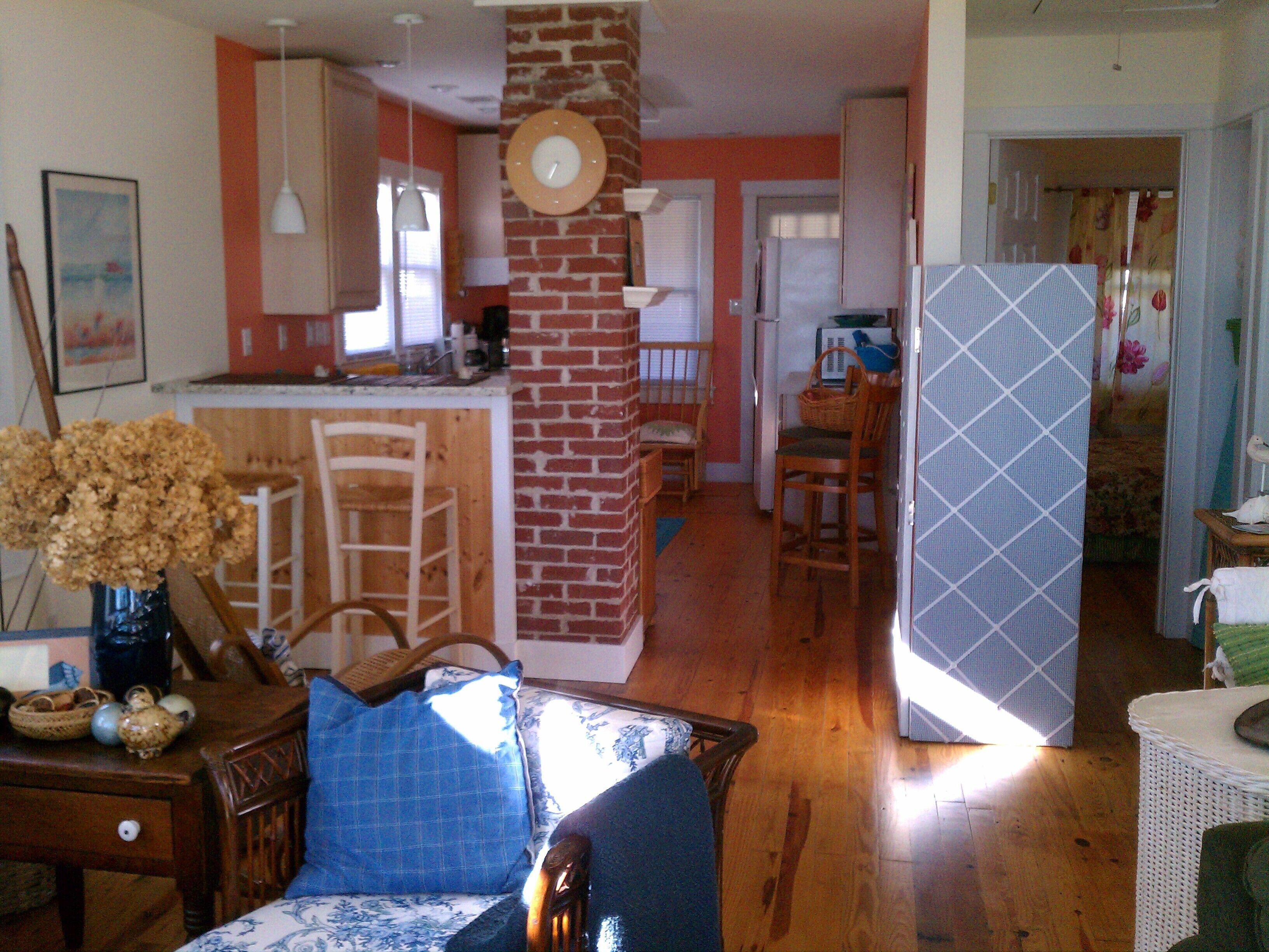 Charming Riverfront Cottage for Two with Sunrise Viewing from the Front Porch