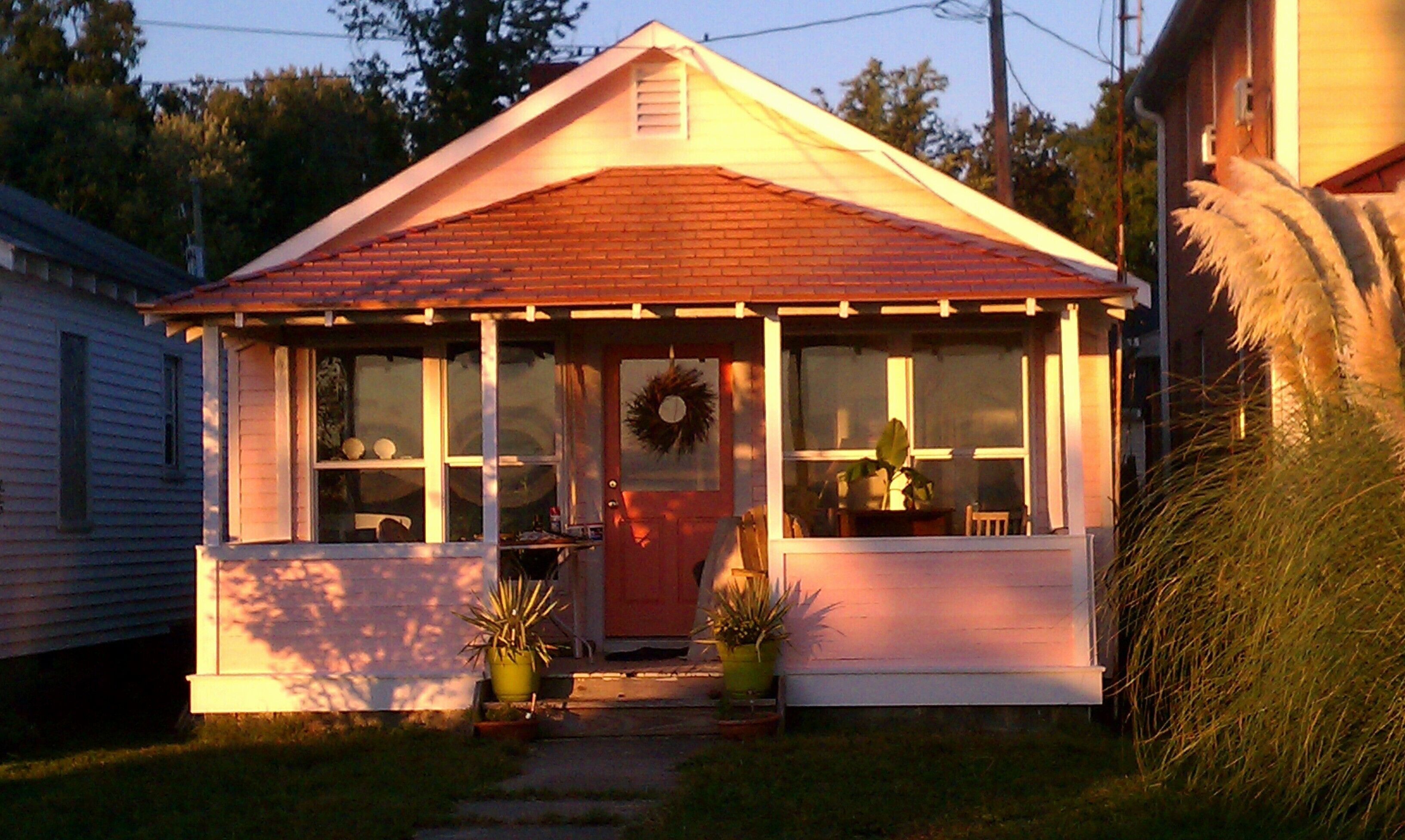 Charming Riverfront Cottage for Two with Sunrise Viewing from the Front Porch