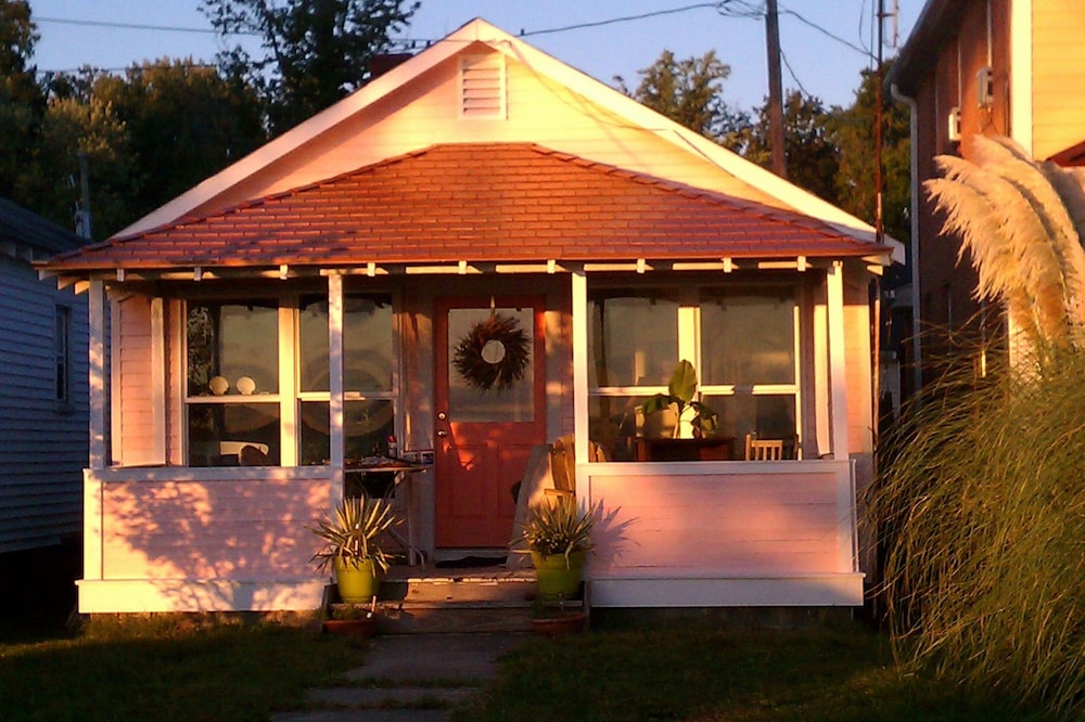 Charming Riverfront Cottage for Two with Sunrise Viewing from the Front Porch