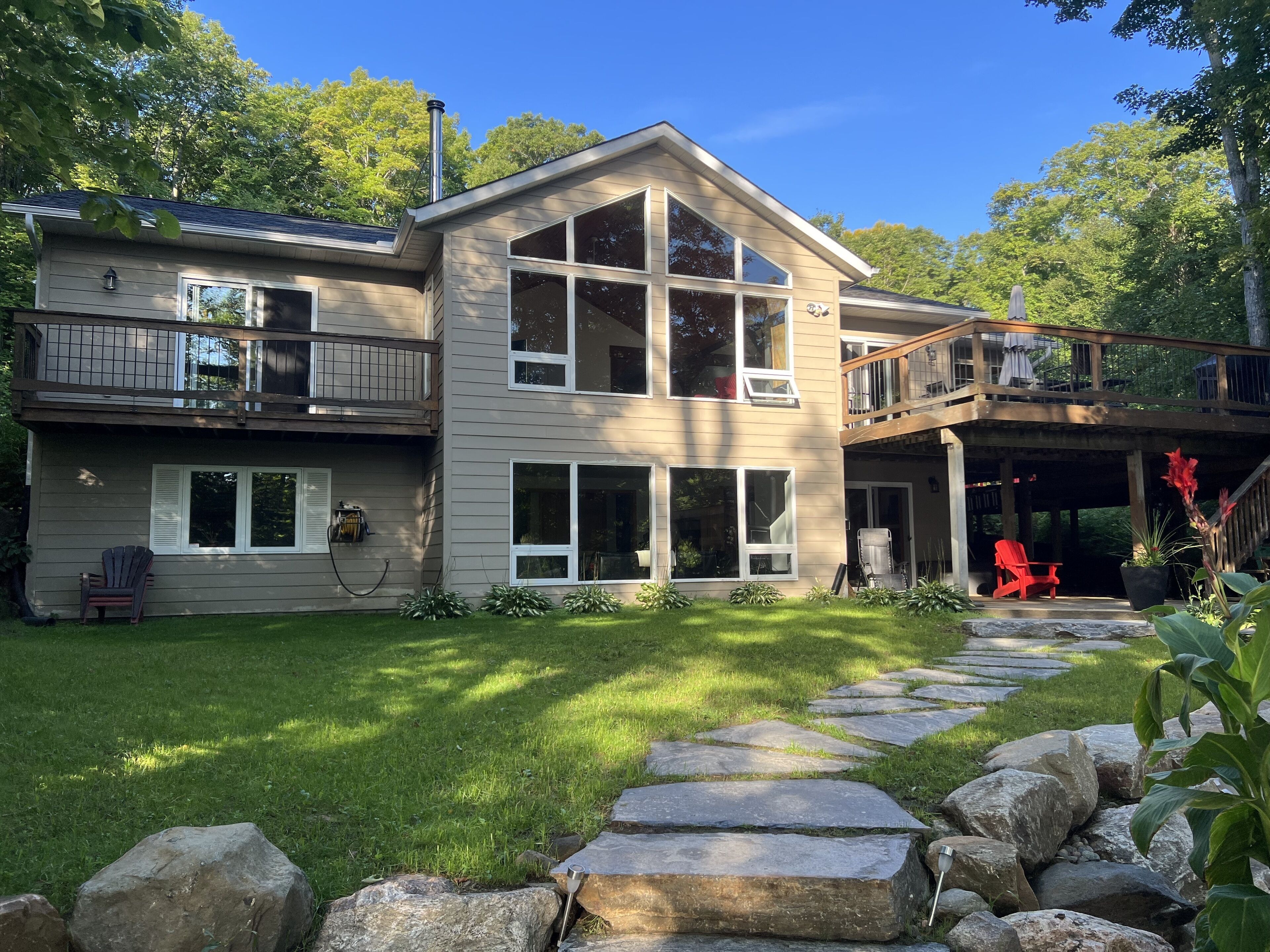 Beautiful Haliburton Lakefront Cottage with Hot Tub