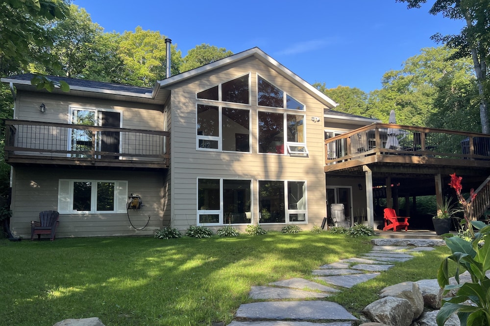 Beautiful Haliburton Lakefront Cottage with Hot Tub