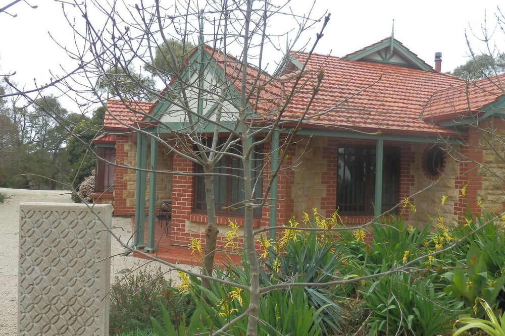Beautiful setting, on 100 acres. Sleeps 10 people. Beautiful views.