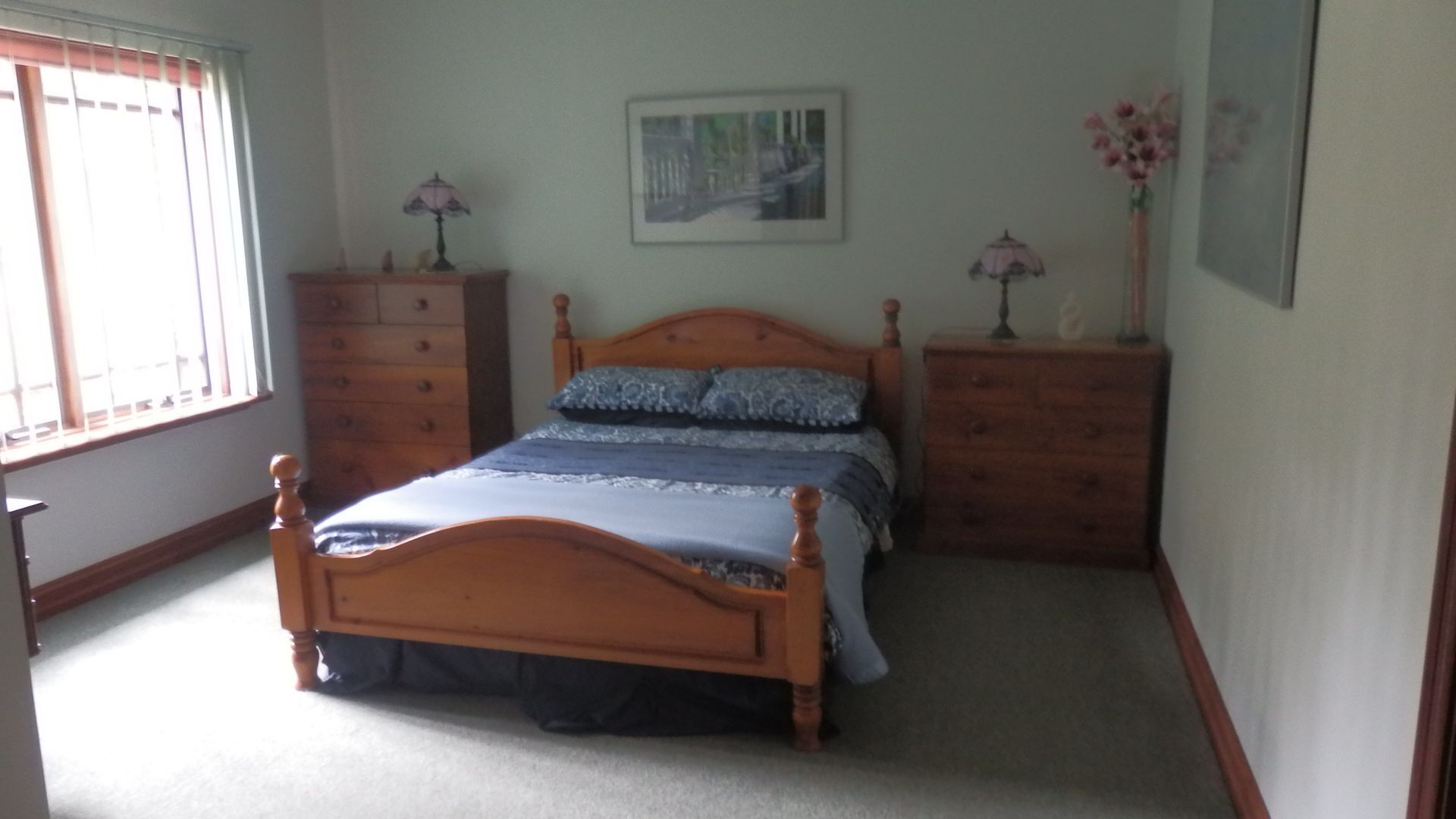 Beautiful setting, on 100 acres. Sleeps 10 people. Beautiful views.