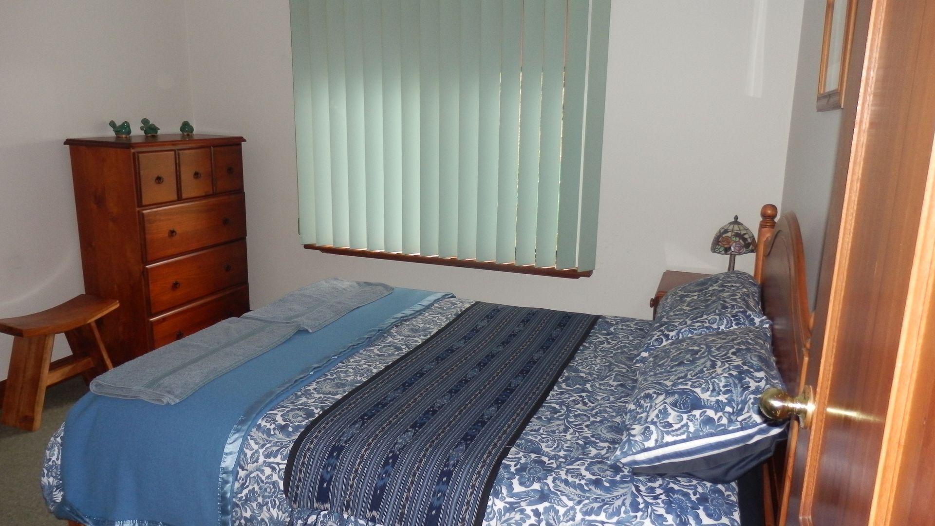 Beautiful setting, on 100 acres. Sleeps 10 people. Beautiful views.