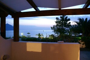 Property grounds - Overlooking the rocky bay of Makari, walking distance from the sea (Macari)