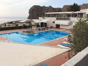 Outdoor pool - Overlooking the rocky bay of Makari, walking distance from the sea (Macari)