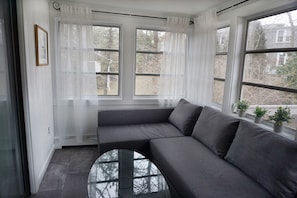 TV, fireplace, Netflix, Hulu
