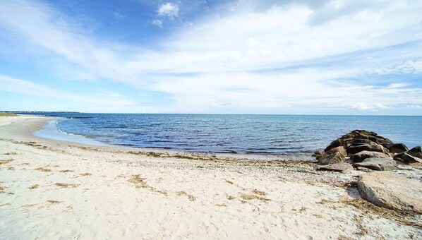 Tæt på stranden, liggestole, parasoller