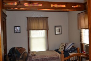 3 bedrooms, desk, iron/ironing board, free WiFi