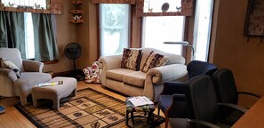 Smart-TV, Kamin, DVD-Player, Bücher