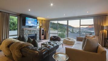 Flat-screen TV, fireplace, DVD player, stereo