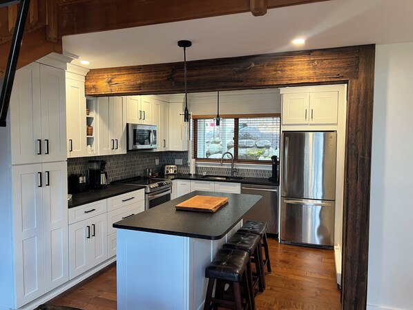 Fridge, microwave, oven, stovetop - Casual and Elegant - Townhouse Centrally located in Lincoln 1 mile from Loon Mtn (Lincoln)