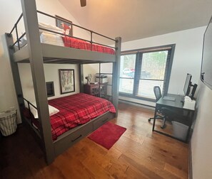 2 bedrooms, iron/ironing board, WiFi, bed sheets - Casual and Elegant - Townhouse Centrally located in Lincoln 1 mile from Loon Mtn (Lincoln)