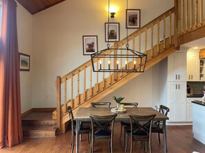 Dining - Casual and Elegant - Townhouse Centrally located in Lincoln 1 mile from Loon Mtn (Lincoln)