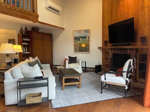 TV, fireplace, books - Casual and Elegant - Townhouse Centrally located in Lincoln 1 mile from Loon Mtn (Lincoln)
