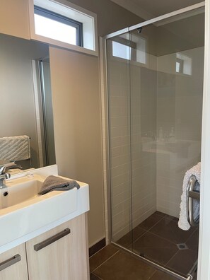 Combined shower/bathtub, hair dryer, soap, toilet paper - Cool Waters is perfect for family holidays! (Omaha)