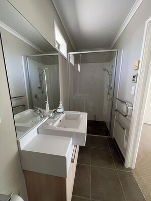 Combined shower/bathtub, hair dryer, soap, toilet paper - Cool Waters is perfect for family holidays! (Omaha)