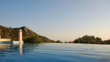 Outdoor pool, an infinity pool