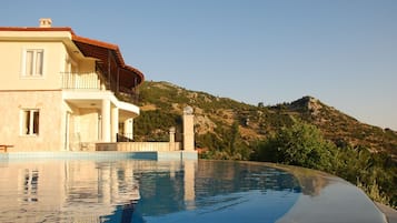 Outdoor pool, an infinity pool