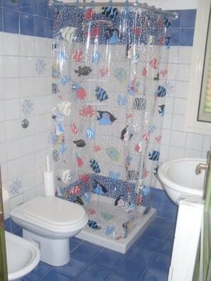 Bidet, Handtücher, Seife, Toilettenpapier