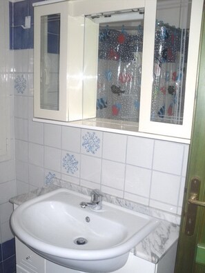 Bidet, Handtücher, Seife, Toilettenpapier