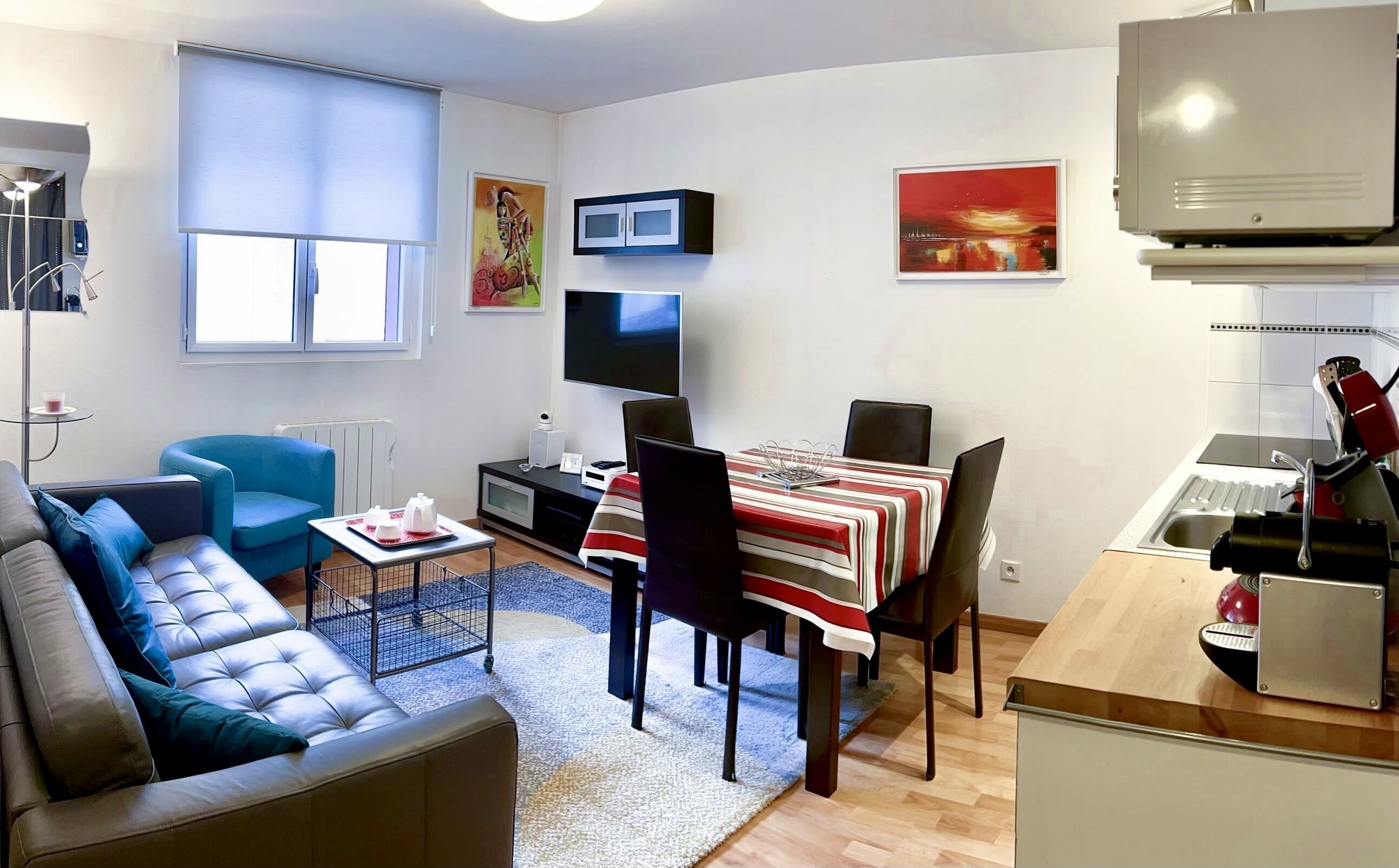 Smart TV, DVD player, books, stereo