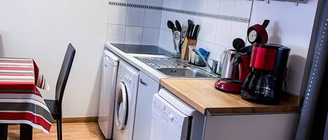 Frigorifero, microonde, forno, piano cottura