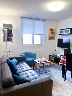 Smart TV, DVD player, books, stereo