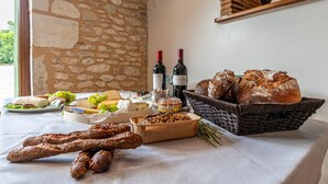 Une table garnie de divers aliments, notamment du pain, du fromage et de la charcuterie.