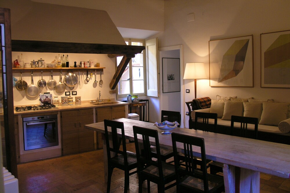 Artist's Retreat: 2 bedroom, 2 bath apartment