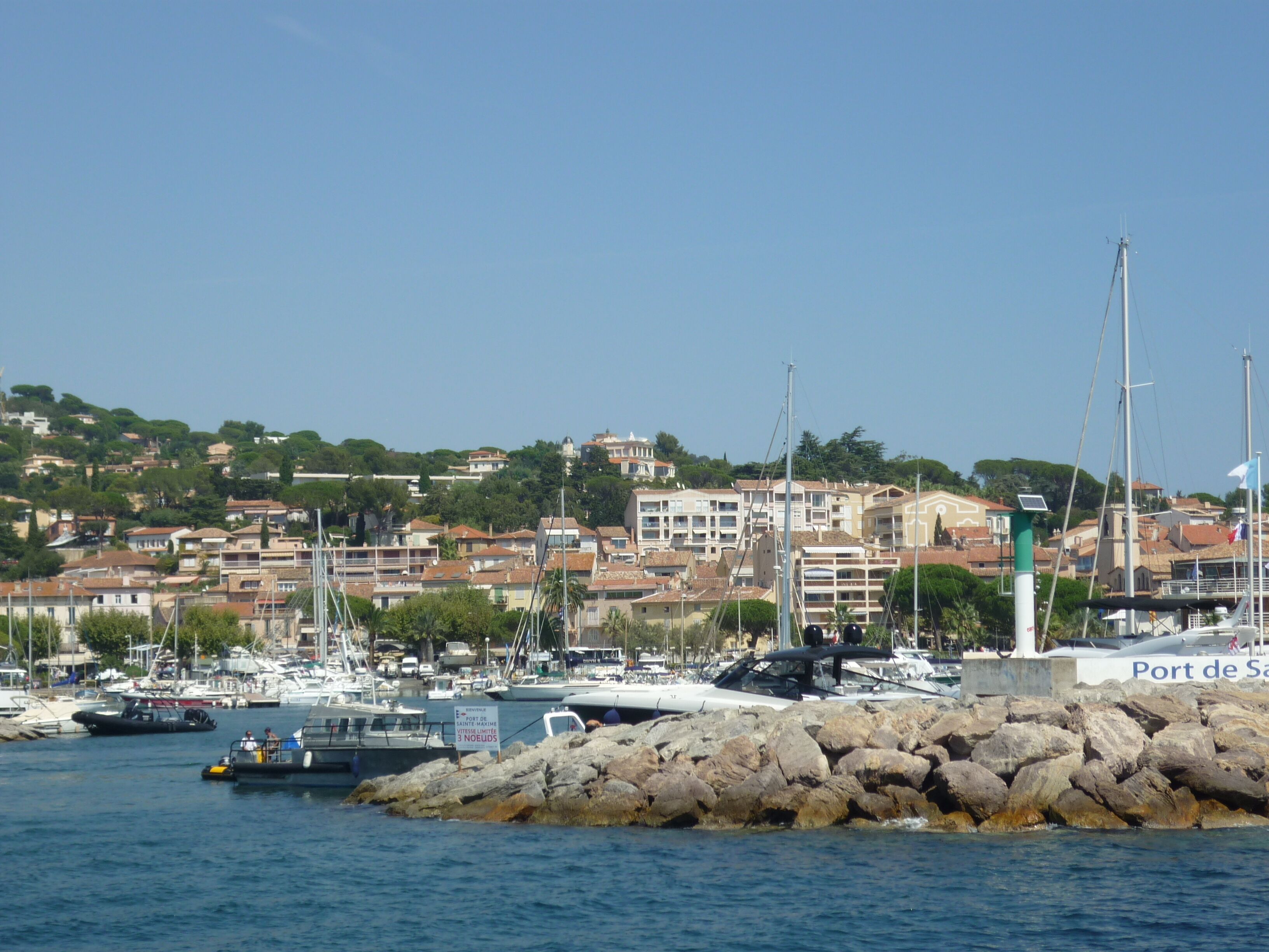 Port de Ste Maxime : départ des croisières et de la navette ; à 800m.