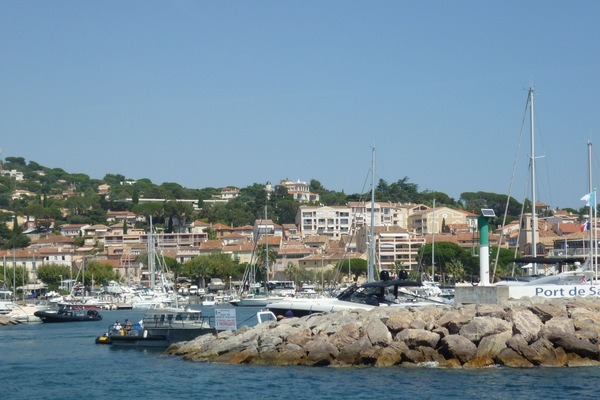 Port de Ste Maxime : départ des croisières et de la navette ; à 800m.