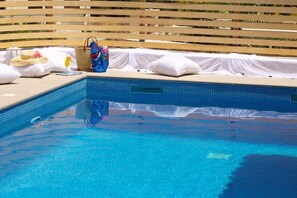 Piscine extérieure, chaises longues
