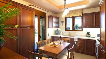 Køleskab, mikrobølgeovn, ovn, kogeplade