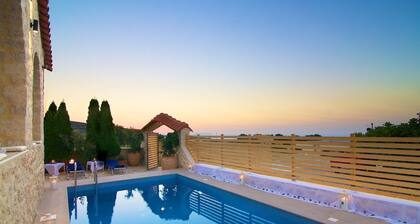 Villa Elena! Ylellinen huvila, kävelymatkan päässä kaupoista! Lähellä Rethymnonia!