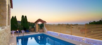 Villa Elena! Luxe villa, op loopafstand van winkels! Dicht bij Rethymno!
