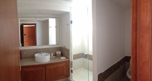 Regadera, secadora de cabello, toallas 