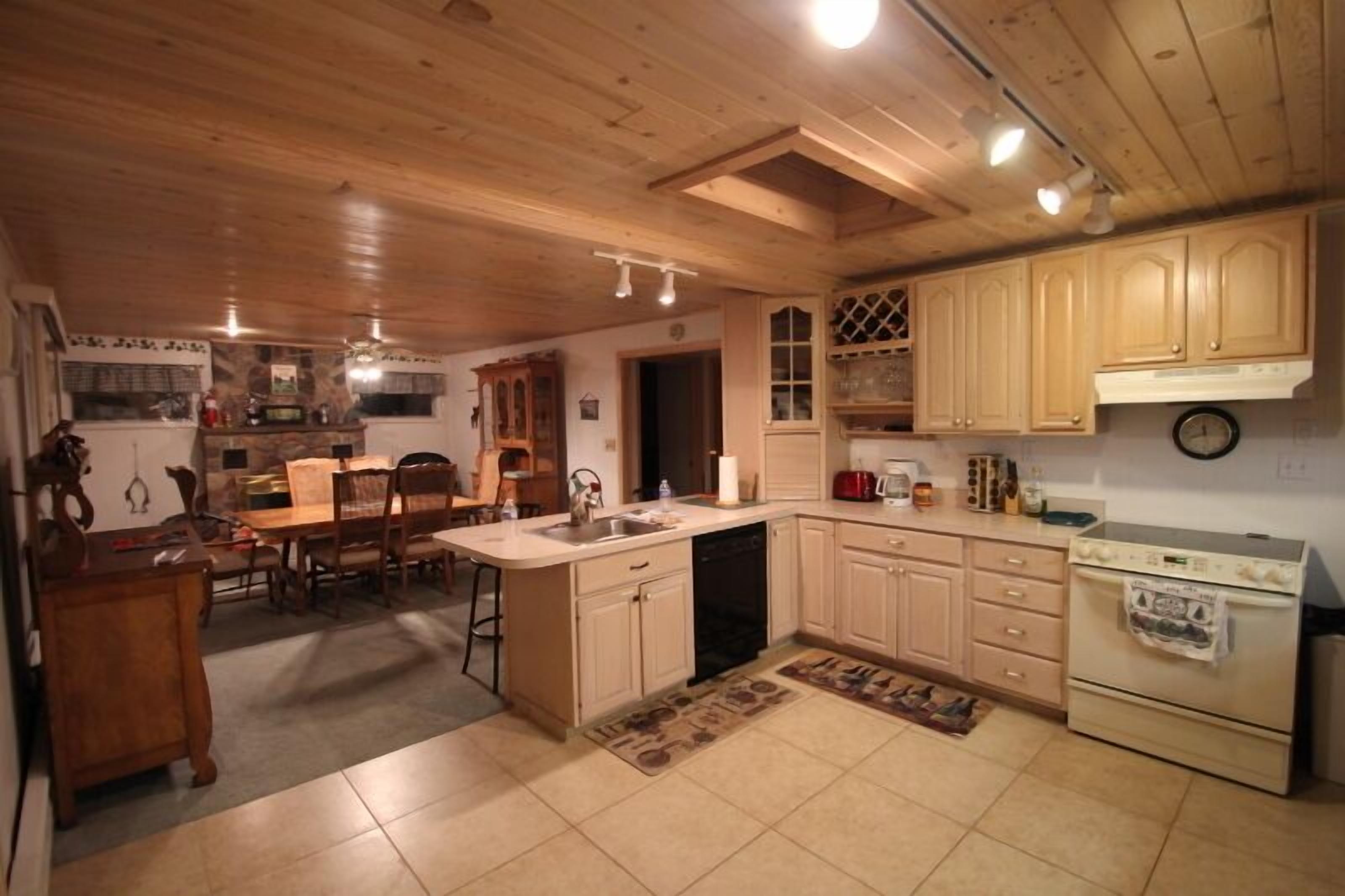 Luxury Lakefront 2800 Sq/ft Home near Gaylord/Alpena - aka, Papa Bear