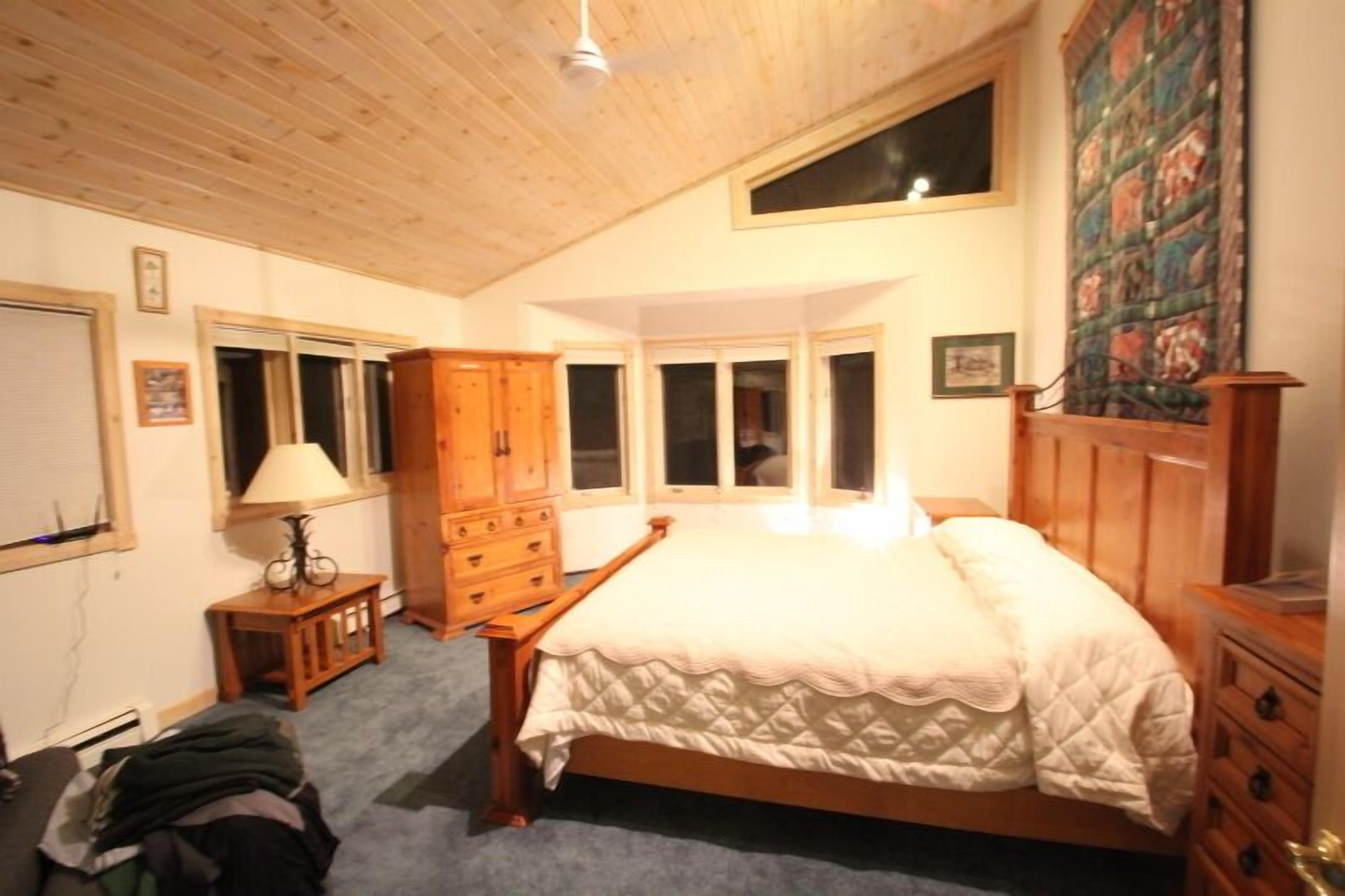 Luxury Lakefront 2800 Sq/ft Home near Gaylord/Alpena - aka, Papa Bear