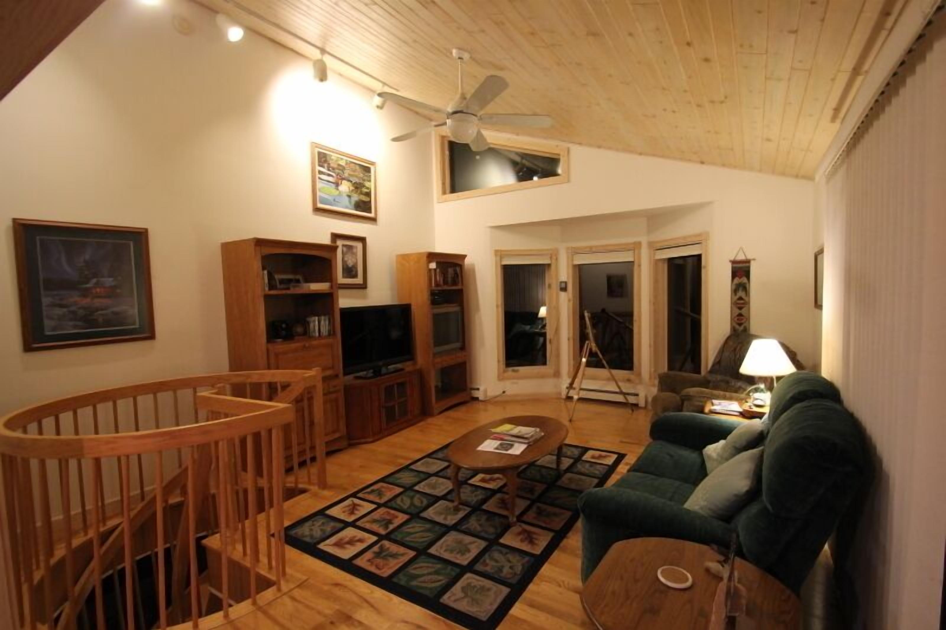 Luxury Lakefront 2800 Sq/ft Home near Gaylord/Alpena - aka, Papa Bear