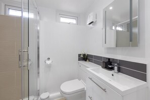 Douche, séchoir à cheveux, serviettes fournies, savon