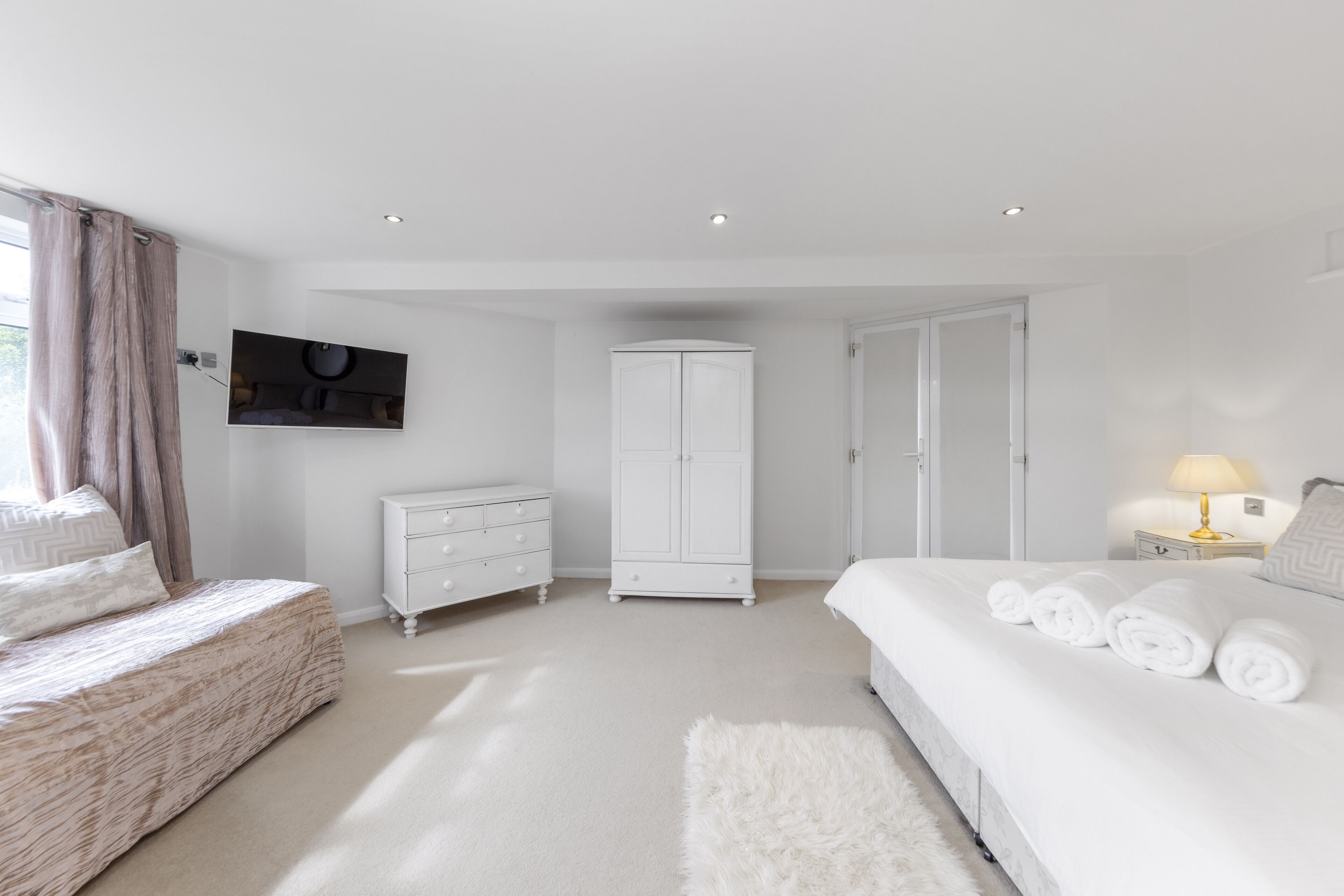 3 bedrooms, iron/ironing board, free WiFi, bed sheets