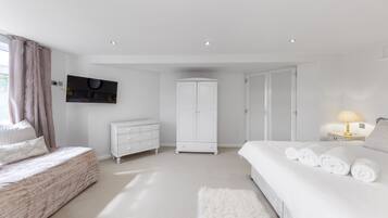 3 bedrooms, iron/ironing board, free WiFi, bed sheets