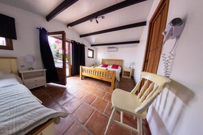 9 Schlafzimmer, Schreibtisch, Bügeleisen/Bügelbrett, Reisekinderbett
