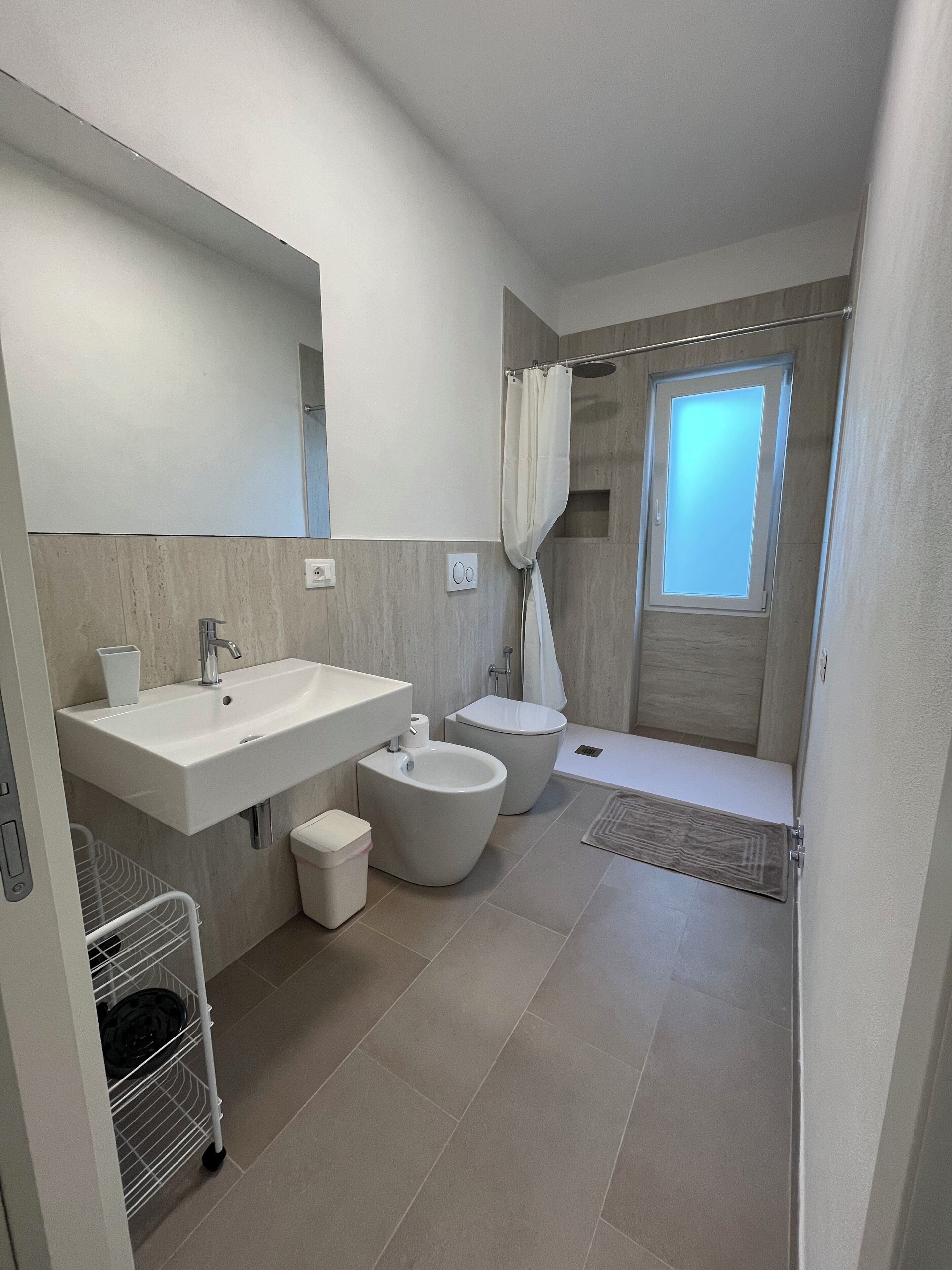 Duschwanne, Haartrockner, Bidet, Handtücher
