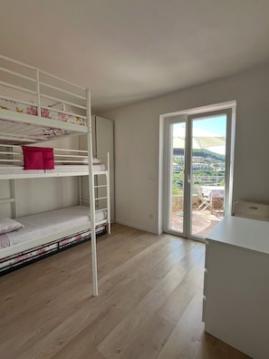 2 slaapkamers, een strijkplank/strijkijzer, gratis wifi, beddengoed
