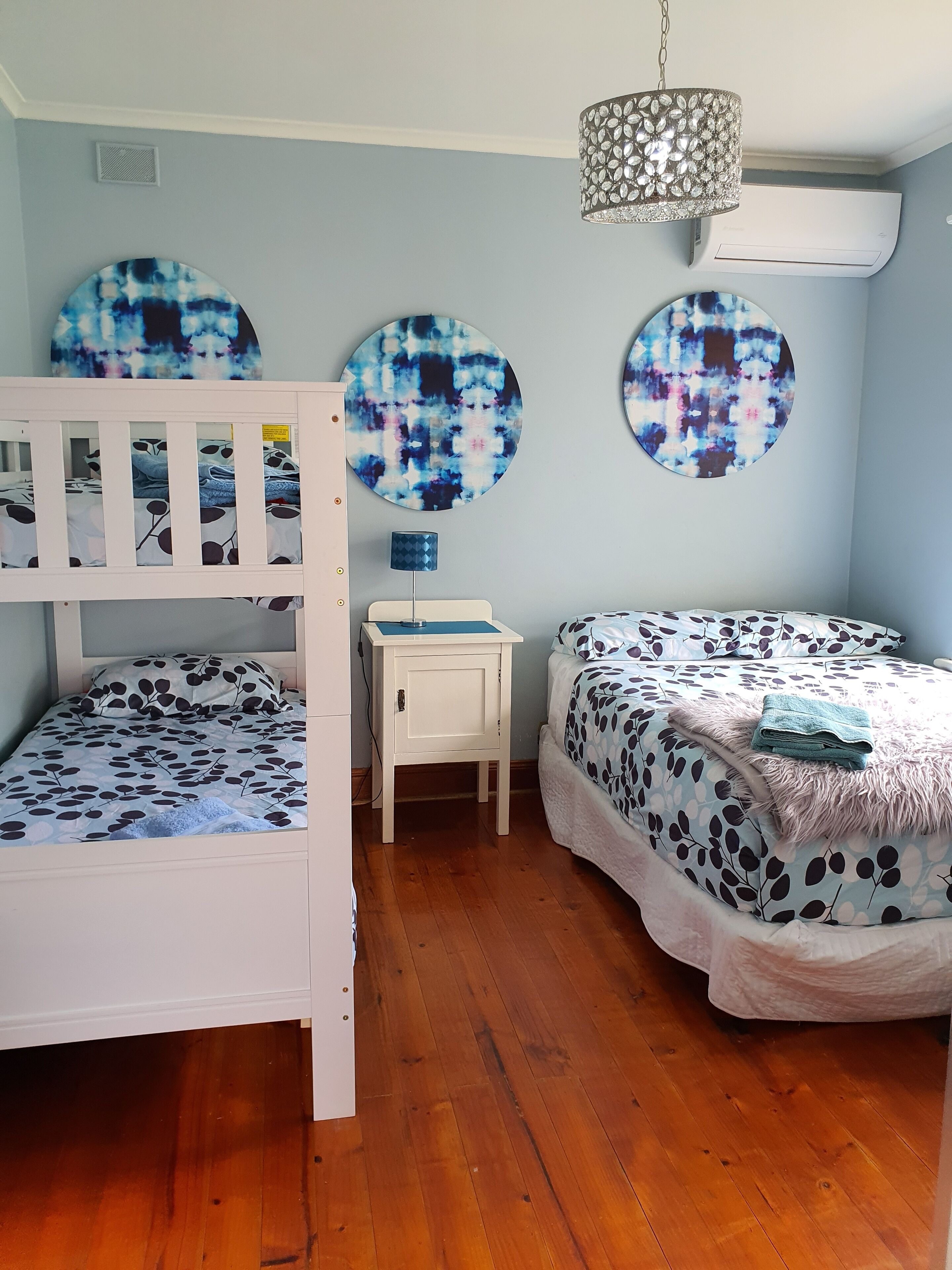 10 min to CBD 1950s retro home — image 11