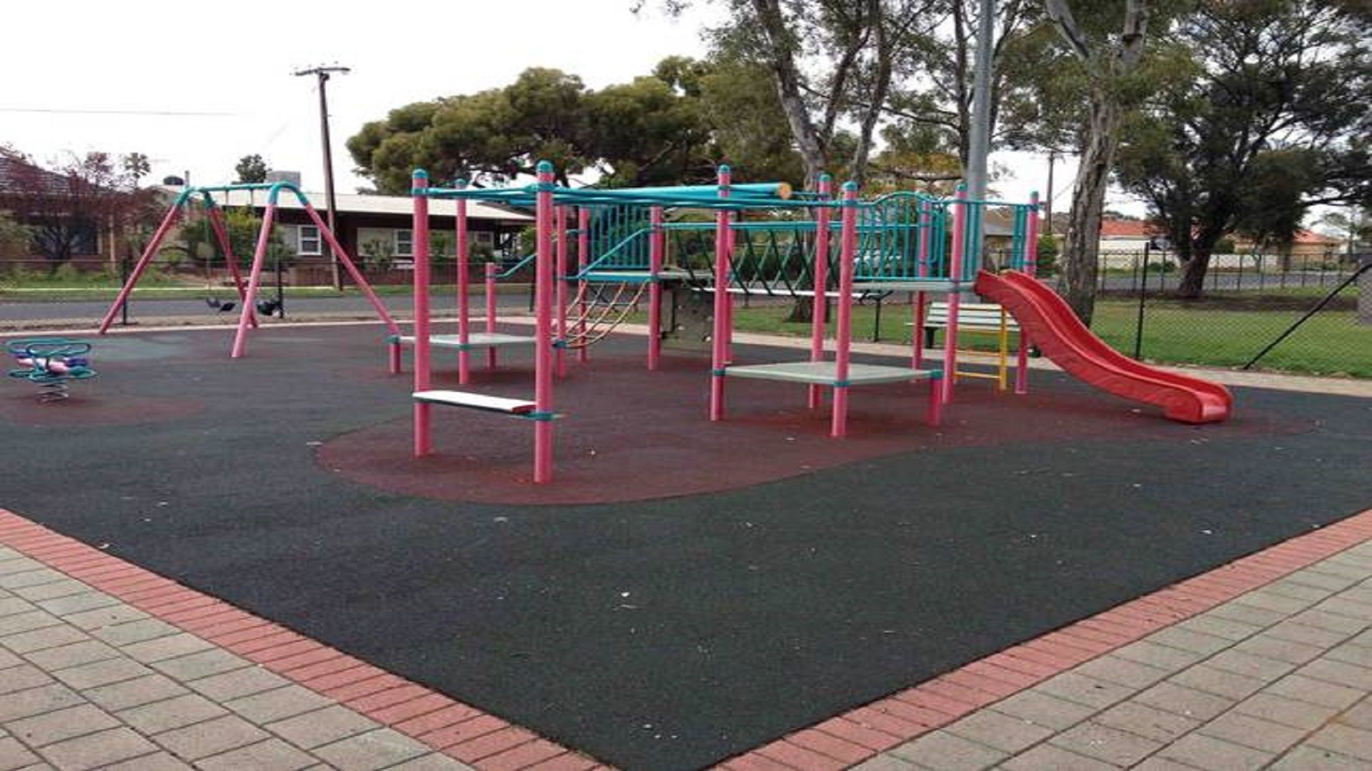 10 min to CBD 1950s retro home — image 17