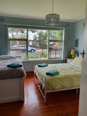 4 bedrooms, iron/ironing board, WiFi, bed sheets - 10 min to CBD 1950s retro home (Adelaide North)