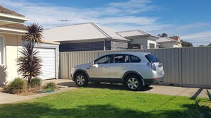 Property grounds - 10 min to CBD 1950s retro home (Adelaide North)